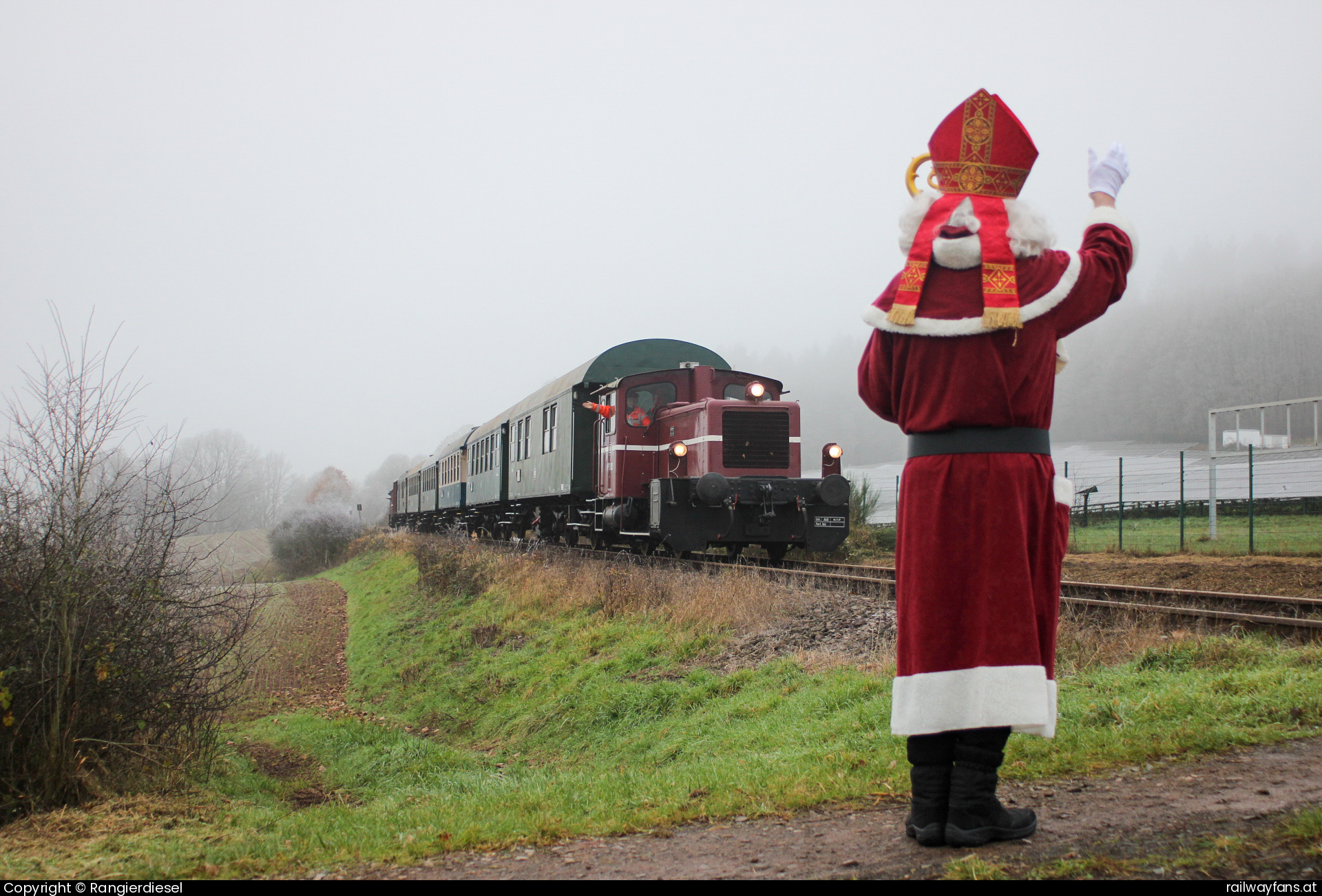 AKO Köf 11 032 in B 420 - Der Nikolaus erwartet Köf 11 032 und Köf 11 312 (Zugschluss) kurz vor Fürth im Ostertal. Im Zug sitzen zahlreiche Kinder, die der Nikolaus gleich beschenken wird  3204 Railwayfans