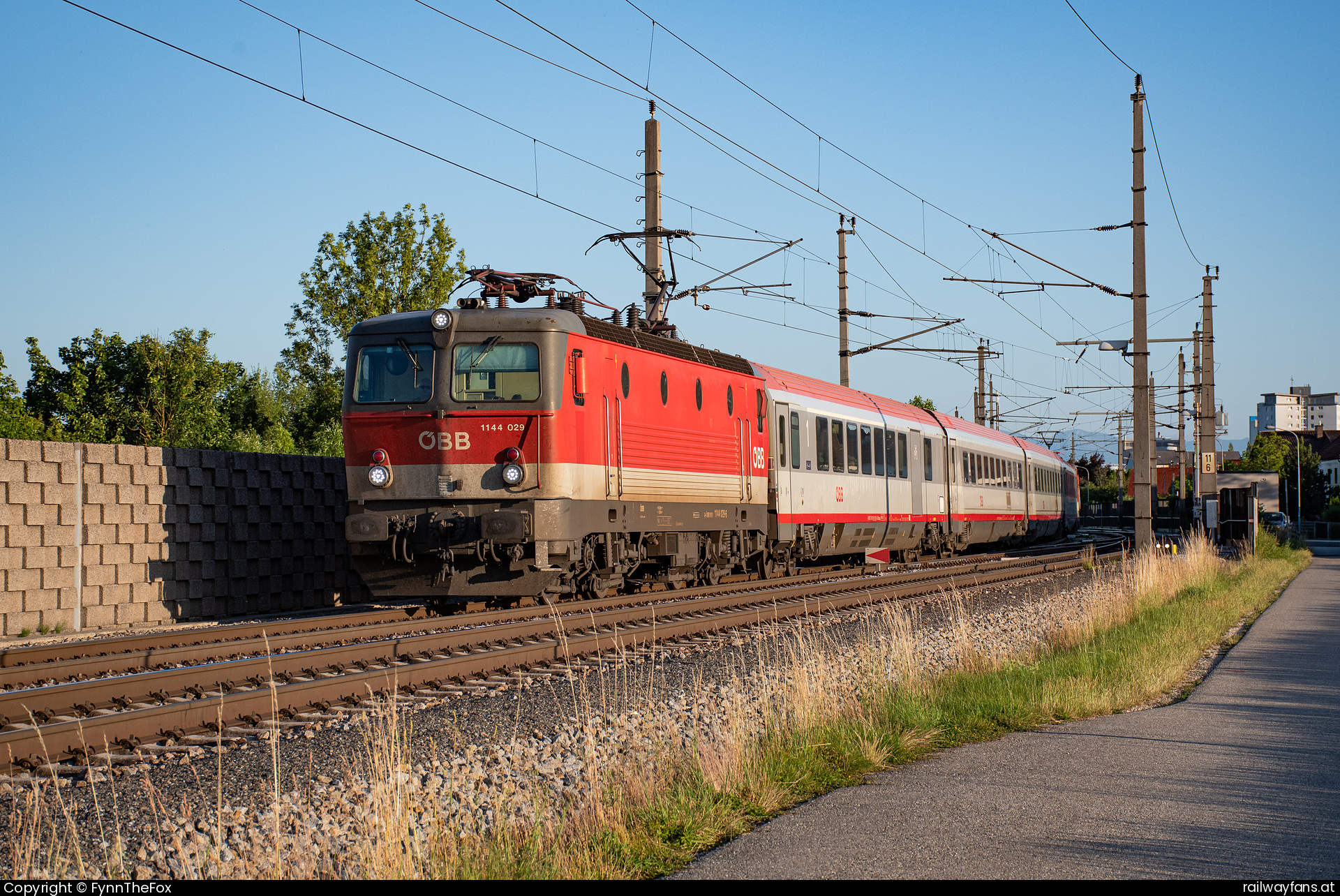 ÖBB 1144 029 in Haid mit dem IC600 - Hier der IC600 (Graz-Linz) geführt von 1144 029 an einem sonnigen Sommerabend zwischen Nettingsdorf und Ansfelden.   Railwayfans