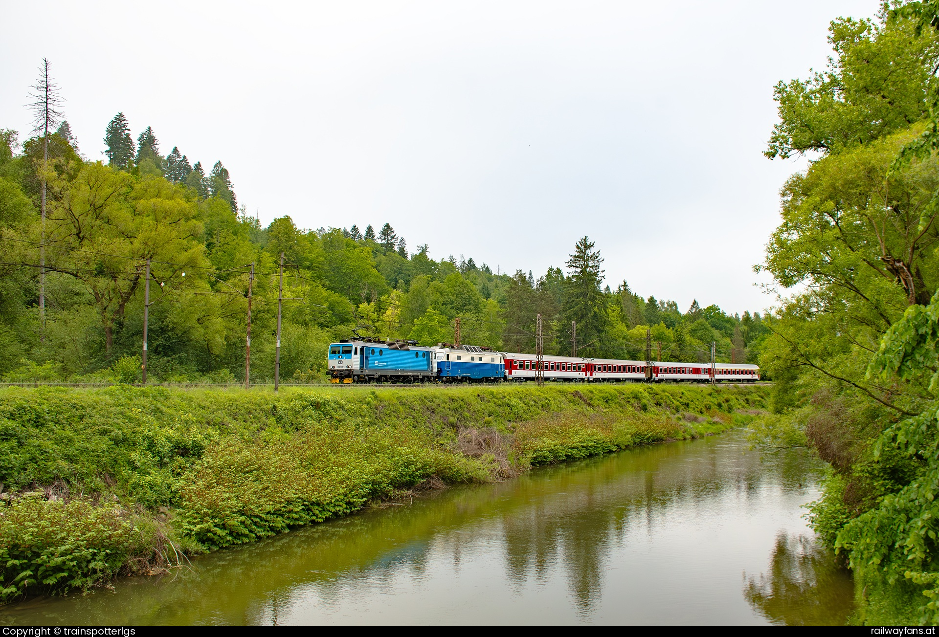České dráhy 362 030 in Vyhliadková lávka nad riekou Kysuca - CD 362 030 ''Najbrt1'' + ZSSK 350 020 ''Retro'' spotted in Oščadnica   Railwayfans