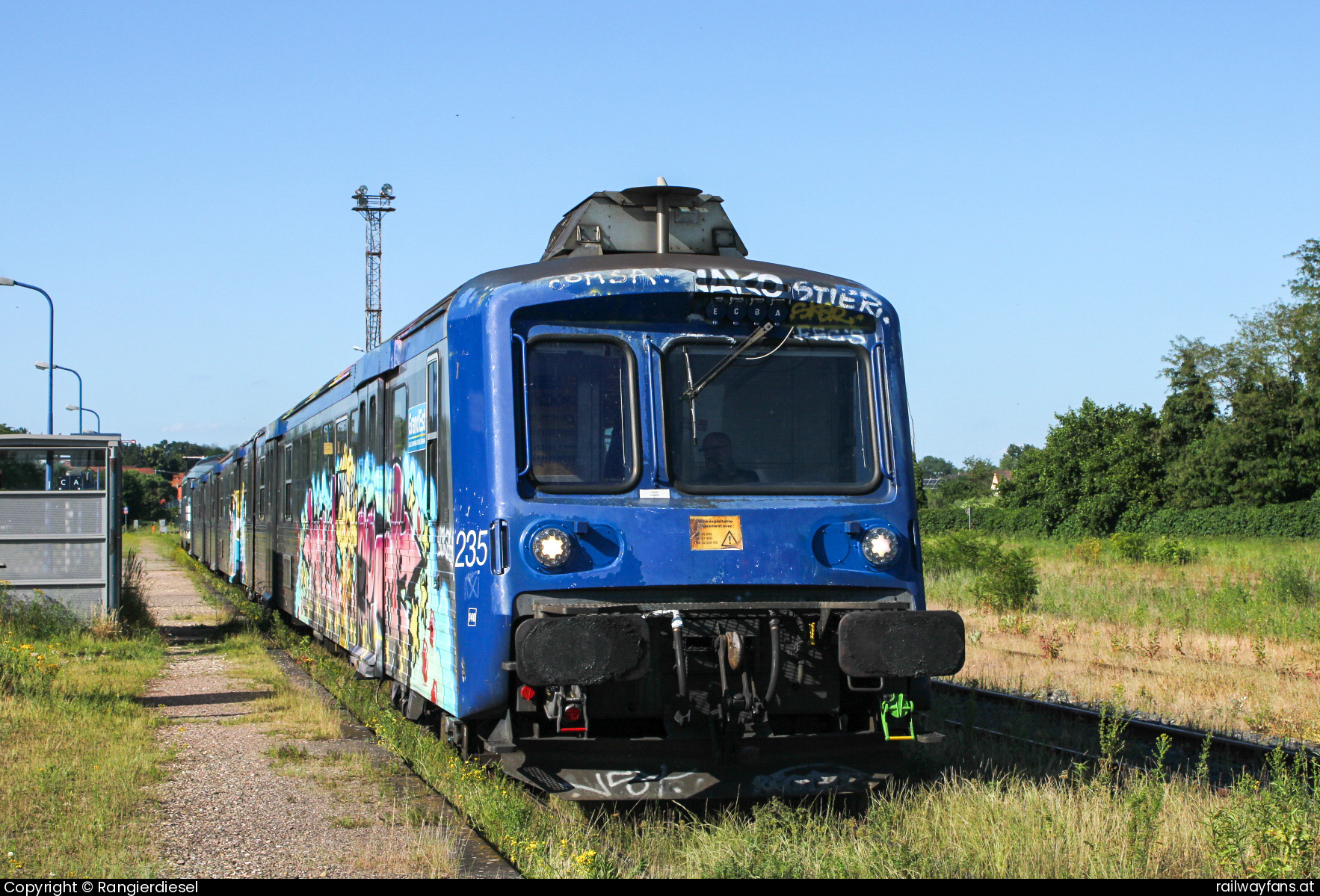 SNCF RRR-235 in Lauterburg mit dem TER 30735 - Am Abend des 30.05.2025 verlässt der TER 30735 bestehend aus RRR-235 und BB 67515 den Bahnhof Lauterbourg in Richtung Strasbourg.  145000 Railwayfans