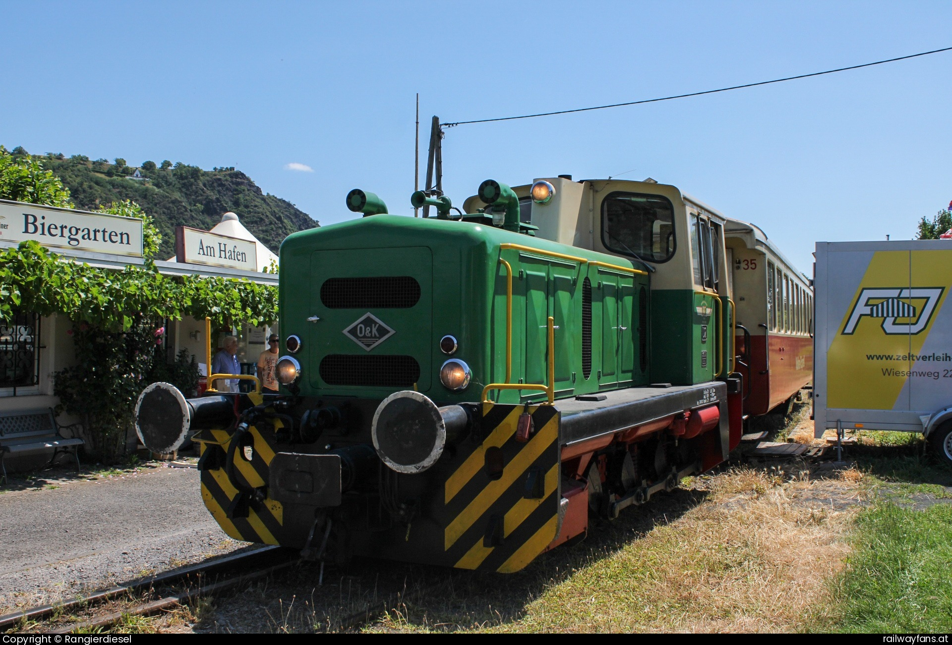 BEG D2 in Brohl - D2 (O&K 26529/1965) am Haltepunkt Brohl-Rheinanlagen   Railwayfans