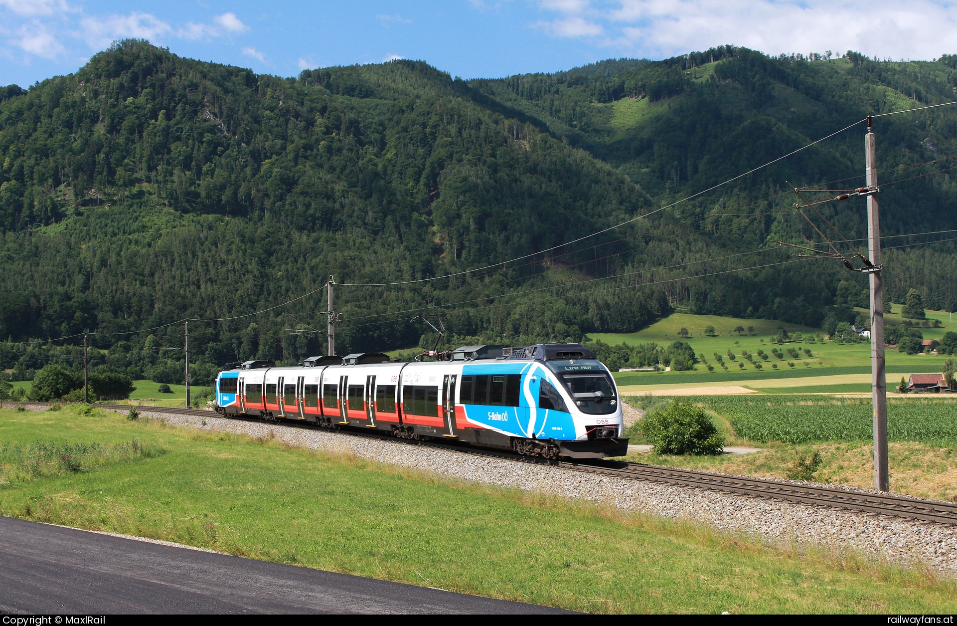 ÖBB 4024 016 in Micheldorf mit dem REX 3906 - Kurz vor dem Bahnhof Micheldorf fährt am 24.6.2025 der 4024 016 als REX3906 von Liezen kommend seinem Ziel Linz Hbf entgegen.
Mit September wird dieser Streckenabschnitt Geschichte sein, der doppelte S-Bogen mit dem alten Bahnhof Micheldorf wird begradigt.  Pyhrnbahn | Linz Hbf - Selzthal Railwayfans