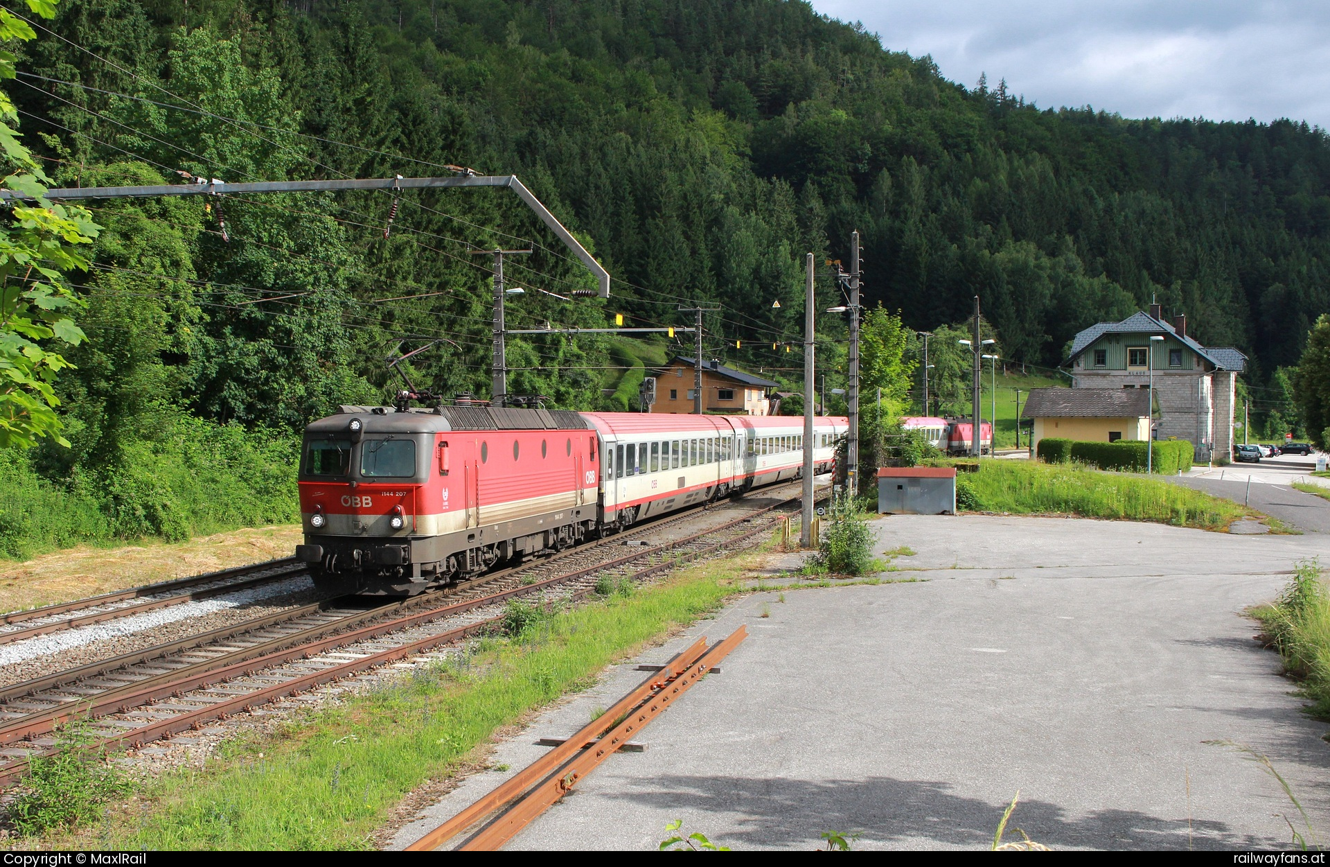 ÖBB 1144 207 in Klaus an der Pyhrnbahn  mit dem IC 503 - Mit dem IC503 
