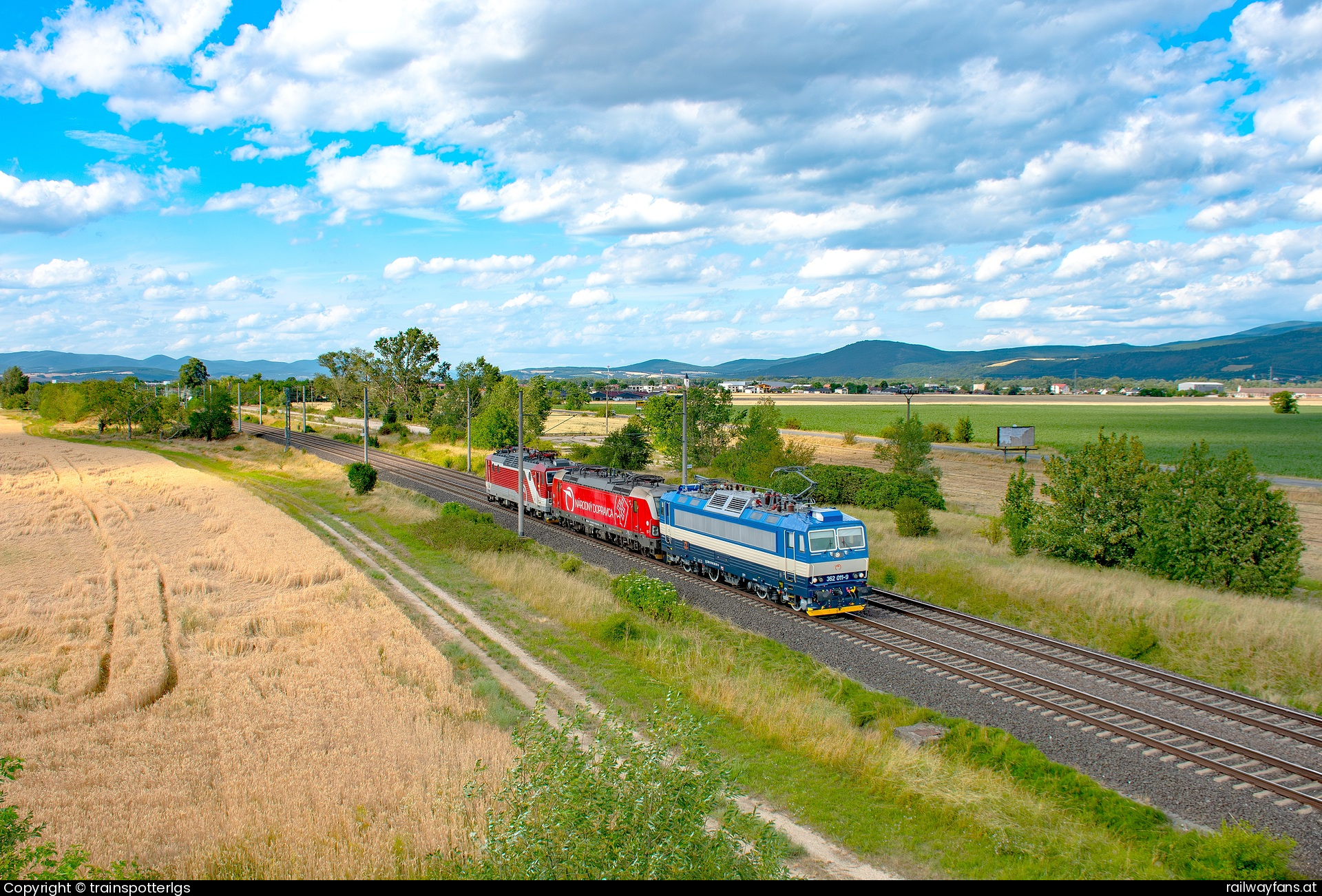 ZSSK 362 011 in Brunovce - ZSSK 362 011 + 383 103 + 361 128 in Brunovce   Railwayfans