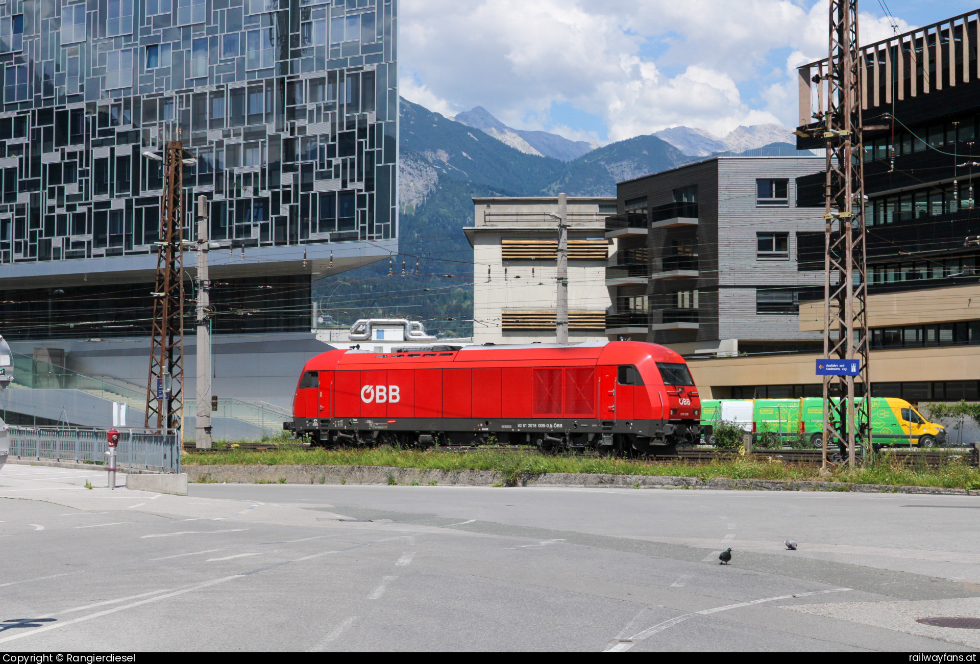 ÖBB 2016 009 in Hauptfrachtenbahnhof - Aus der Kategorie Urlaubsschnappschuss kommt dieses Bild der 2016 009-0. Die Ferien im Saarland haben zwar noch nicht begonnen, aber meine Schule veranstaltet in der letzten Woche, also diese Woche, eine Kursfahrt für die Schüler der Klassenstufe 11. Heute stand eine Tagesfahrt nach Innsbruck auf dem Programm, wobei dieses Bild recht spontan entstand.   Railwayfans