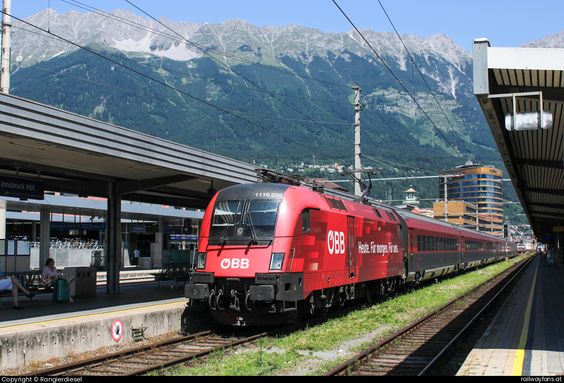 ÖBB 1116 225 in Innsbruck Hauptbahnhof mit dem RJX 660 - 1116 225 mit dem RJX 660 in Innsbruck am 02.07.2025   Railwayfans