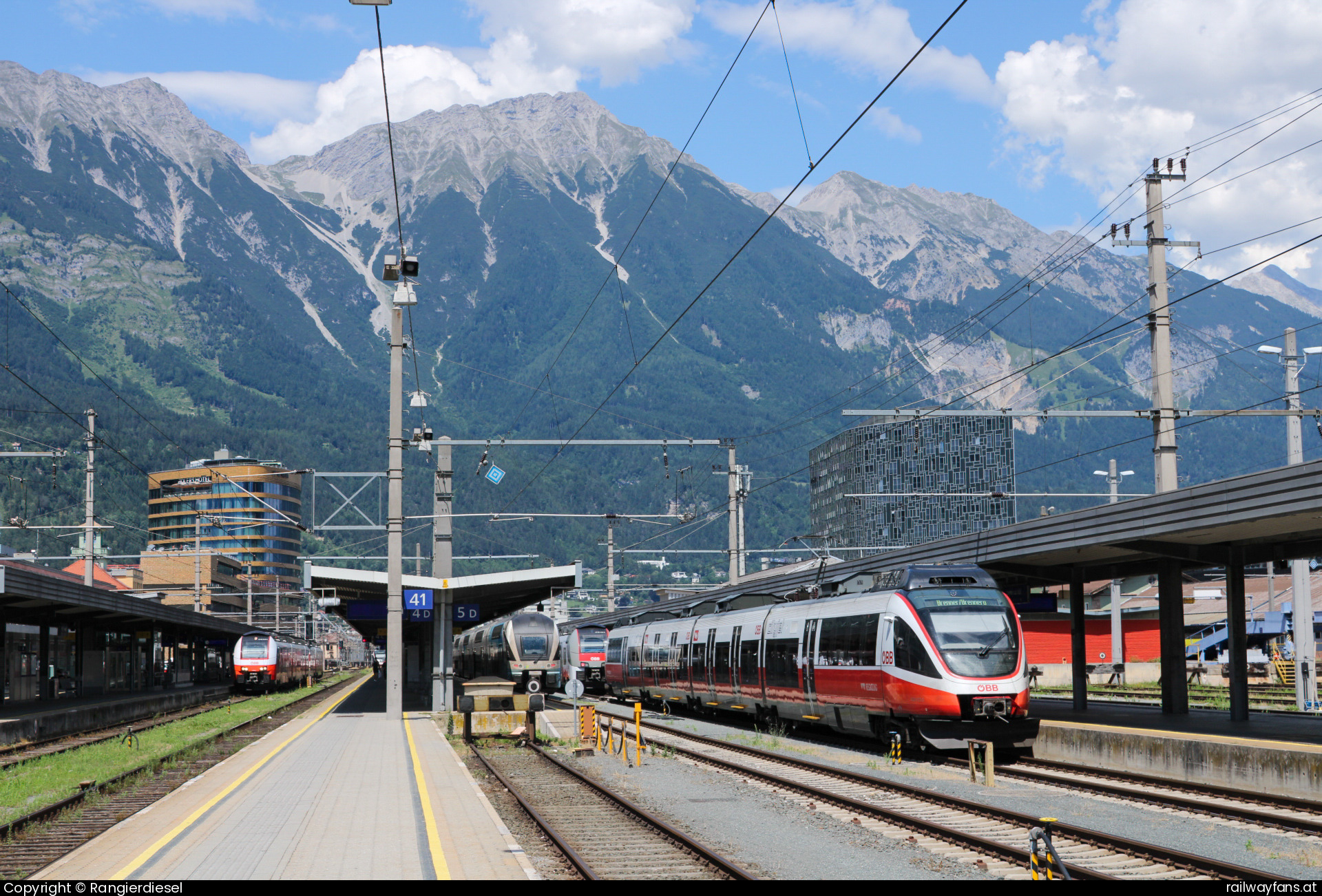 ÖBB 4024 025 in Innsbruck Hauptbahnhof mit dem S3 - Innsbruck am 02.07.2025: 4024 025-0 fährt als S3 nach Brennero, während zwei Desiro ML und ein Westbahn KISS am Bahnsteig stehen
   Railwayfans