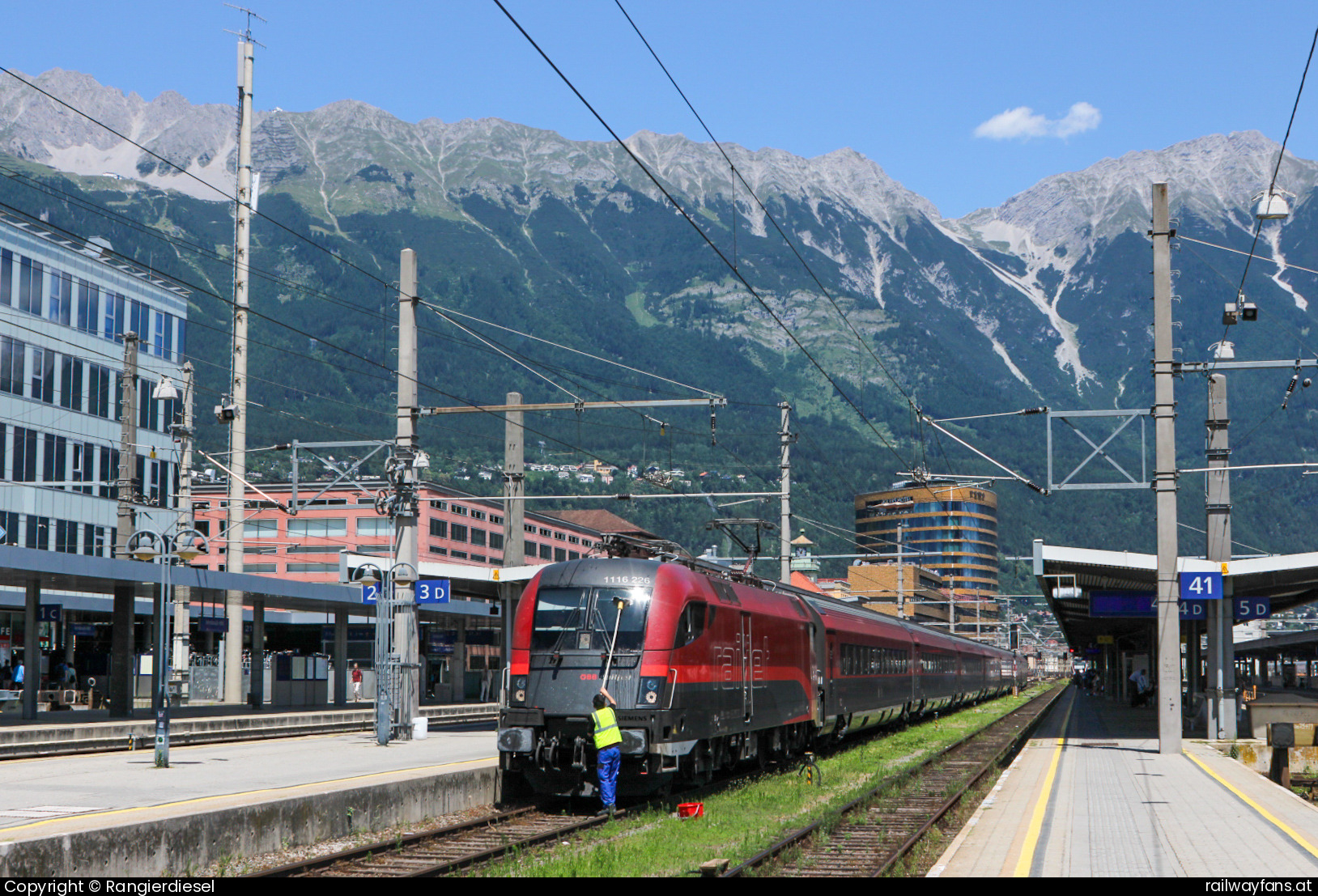 ÖBB 1116 226 in Innsbruck Hauptbahnhof - Während eines Haltes in Innsbruck werden die Scheiben der 1116 226 geputzt, bevor es weiter geht    Railwayfans