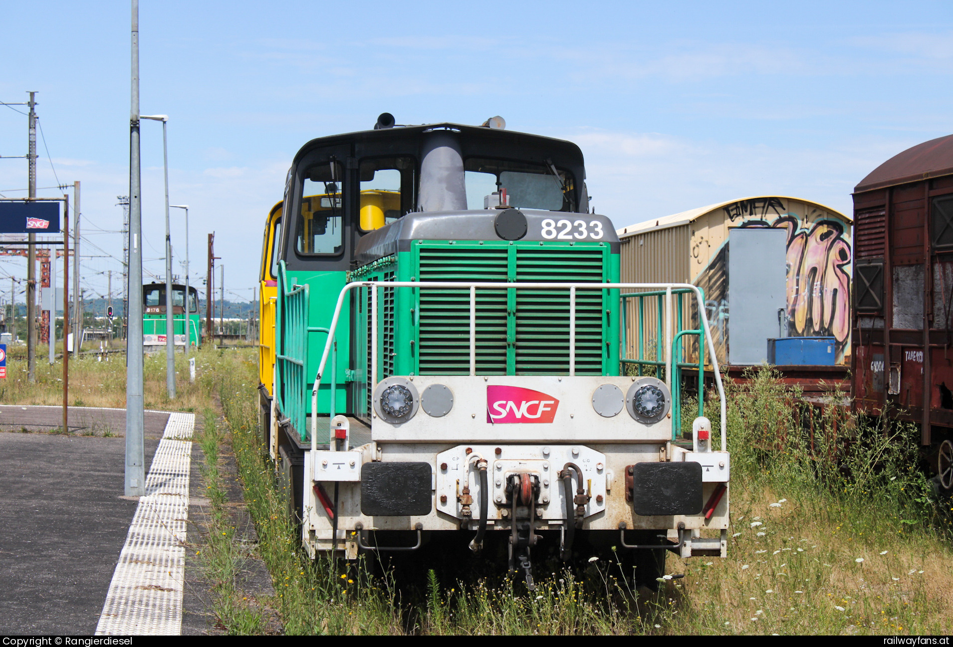 SNCF Y 8233 in Blainville-Damelevières - Y 8233 im Bahnhof Blainville-Damelevières   Railwayfans