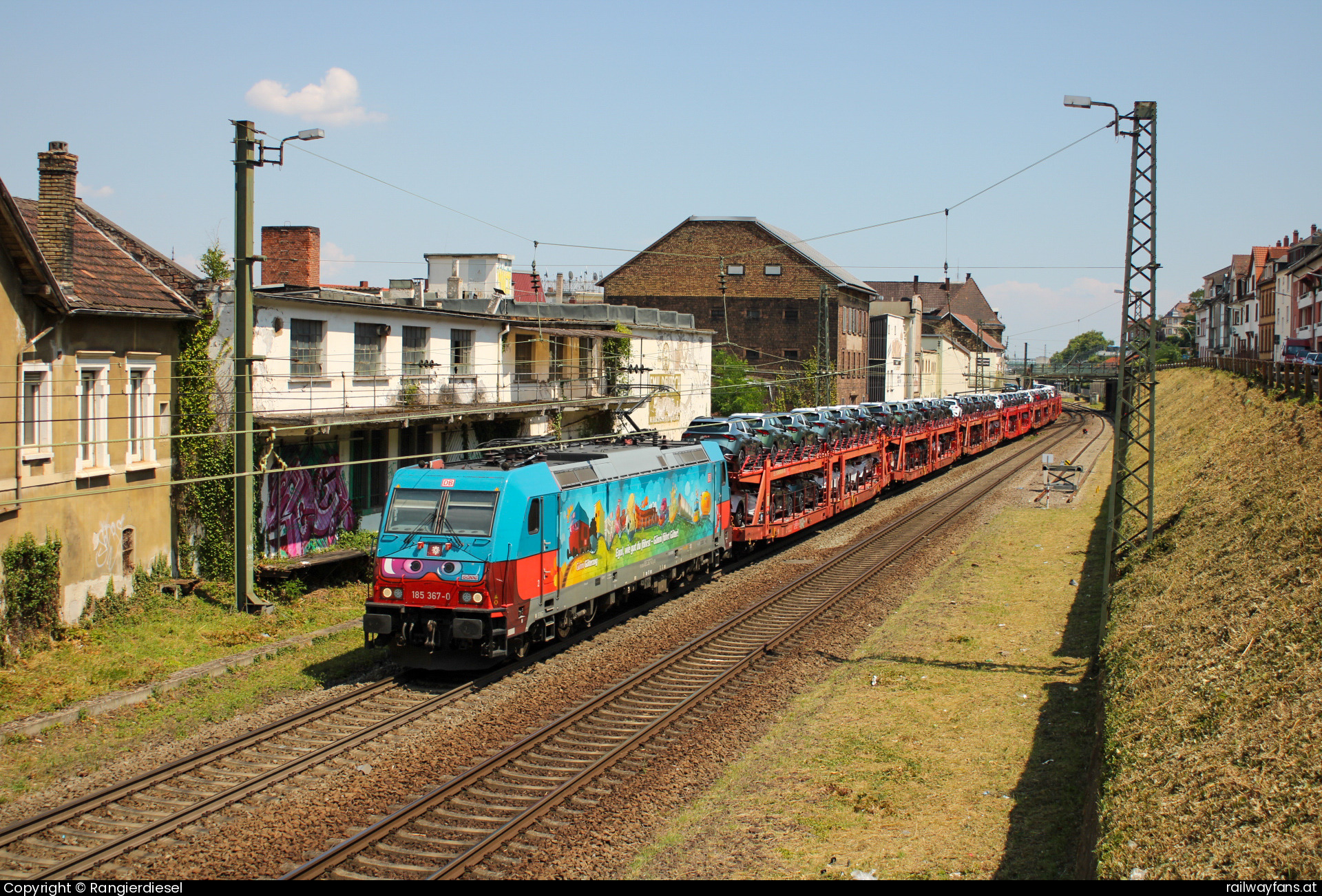 DB Cargo 185 367 in Karolinenstraße - Am 20.07.2024 fuhr 185 367-0 „Günni Güterzug“ mit einem Autozug nach Einsiedlerhof durch Neustadt (Weinstr)  3280 Railwayfans