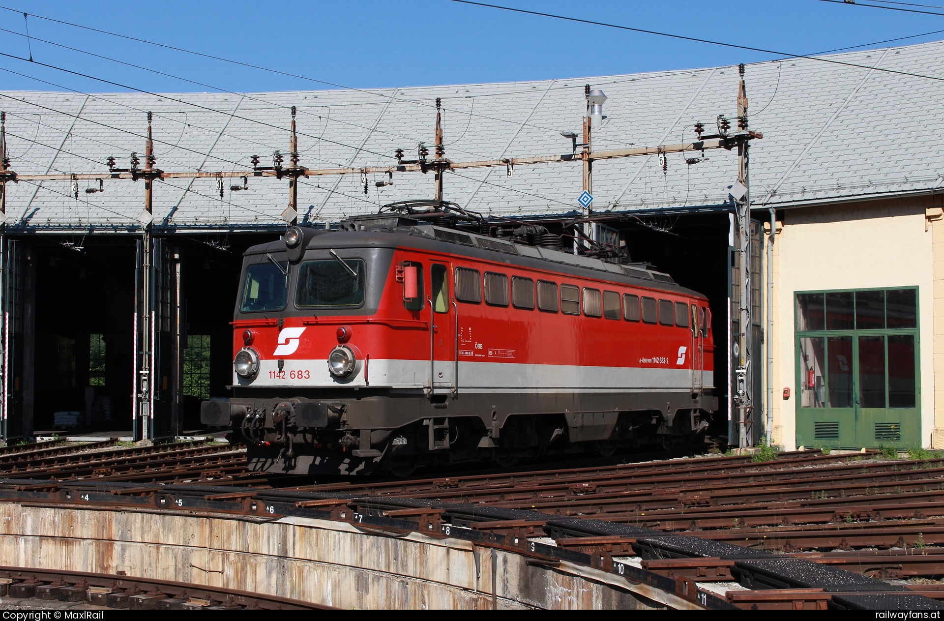 ÖBB 1142 683 in Selzthal - Am sonnigen Morgen des 1.7.2025 steht die 1142 683 in der Zugförderung in Selzthal und wartet auf den nächsten Einsatz.
Ein paar Tage davor wurde der 49 Jahre alten Lok wieder ein 