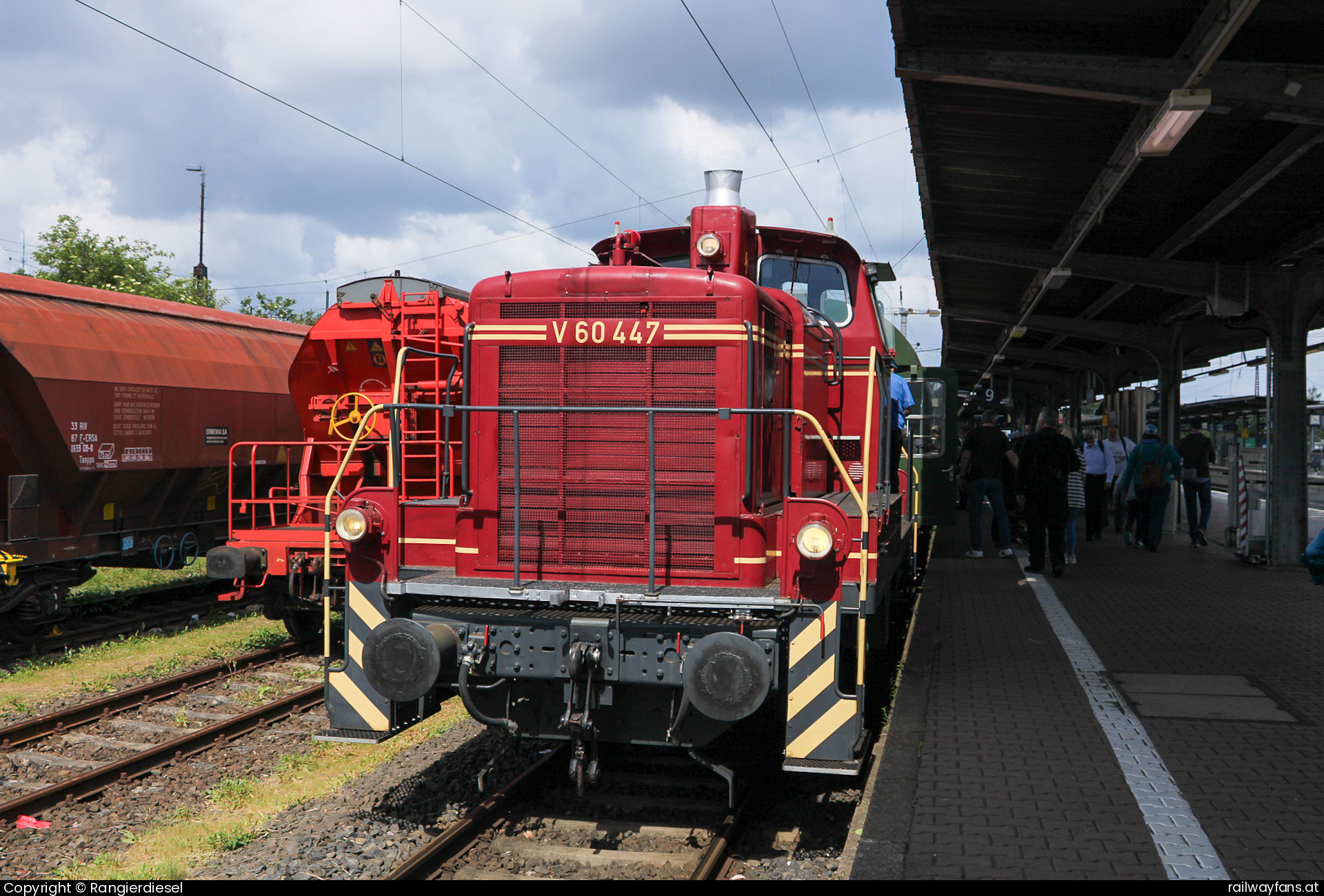 Privat (Beck) 364 447 in Hanau Hauptbahnhof - Am Wochenende des 17. und 18. Mai 2025 fand in Hanau das Lokschuppenfest statt. Dafür wurde auch ein kostenloser Pendelverkehr vom Hanauer Hauptbahnhof zum Bahnbetriebswerk organisiert. V60 447, eine von insgesamt drei Lokomotiven der Baureihe V60 die sich im Besitz des Saarländers Josef Beck befinden, hatte die Aufgabe die Züge zu bespannen. Hier ist sie an Gleis 9 des Hanauer Hauptbahnhofes zu sehen.   Railwayfans