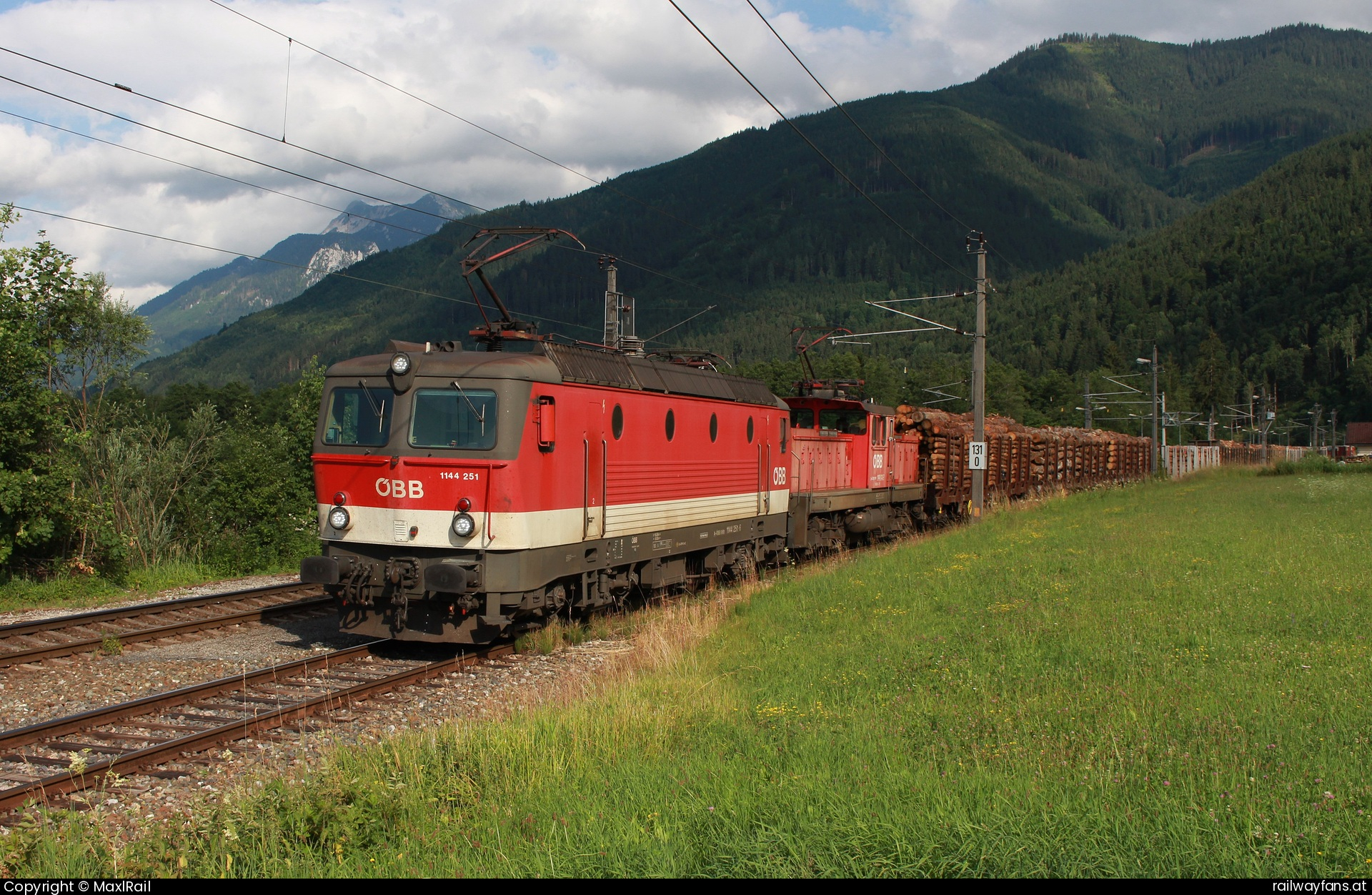 ÖBB 1144 251 in Frauenberg an der Enns - Freitags wird der Verschubgüterzug von Kleinreifling nach Selzthal für die planmäßige 1063 regelmäßig zu schwer und ao kommt es ab Hieflau zu Vorspanneinsätzen bis Selzthal.
Am 4.7.2025 warten die 1144 251und die 1063 032 mit dem Verschubgüterzug in Frauenberg an der Enns auf die Weiterfahrt.  Gesäusebahn Railwayfans