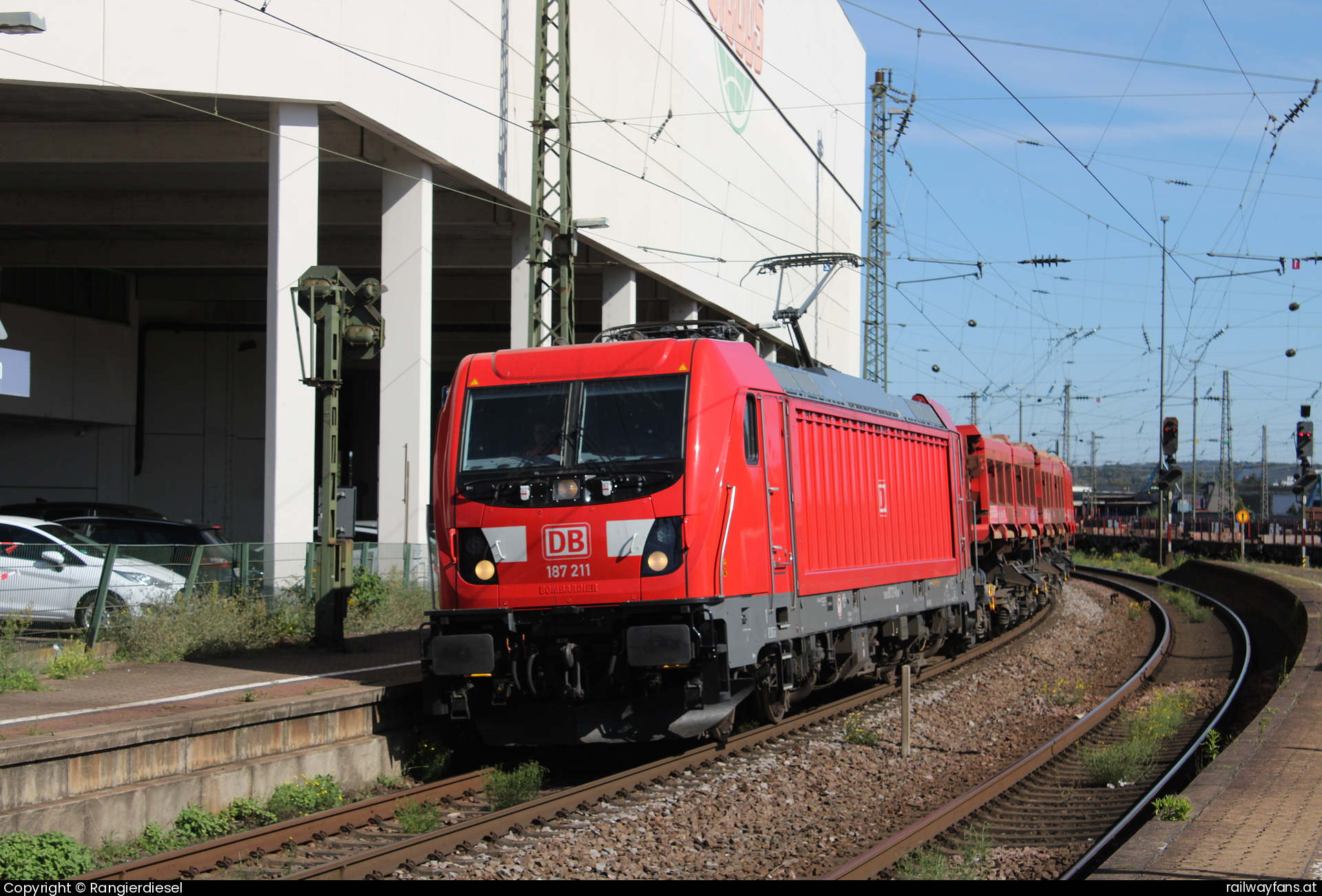 DB Cargo 187 211 in Völklingen - 187 211 passiert am 04.09.2023 den Bahnhof Völklingen   3230 Railwayfans