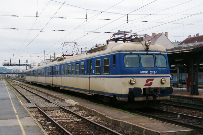 ÖBB 4030 242 in Stadlergasse (Verbindungsbahn) mit dem R2037