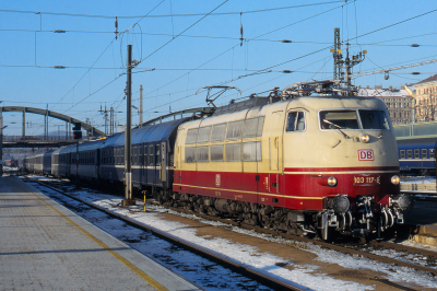 DB Fernverkehr AG 103 117 in Wien Westbahnhof mit dem EN263