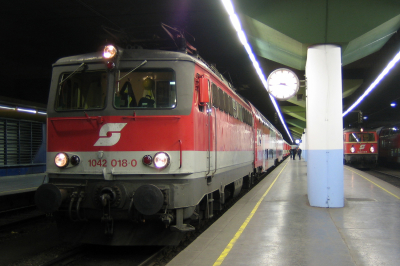 ÖBB 1042 018 in Wien Franz-Josefs-Bahnhof mit dem 7124