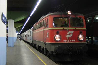 ÖBB 1042 518 in Wien Franz-Josefs-Bahnhof mit dem 2112