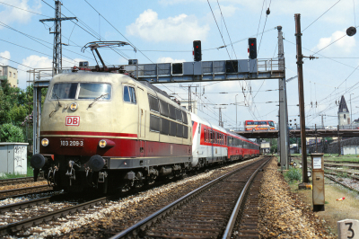 DB Fernverkehr AG 103 209 in Wien Penzing mit dem EC22