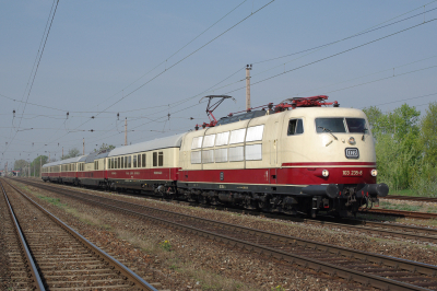 DB Fernverkehr AG 103 235 in Wien Süßenbrunn mit dem 16144