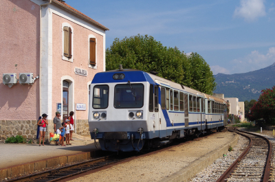 X97 054 Chemins de fer de la Corse (CFC)  Algajola  Bahnhofsbild  Railwayfans