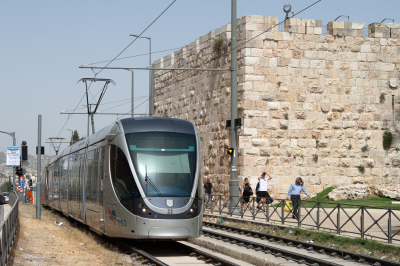 22 Stadtbahn Jerusalem (הרכבת הקלה בירושלים)  Freie Strecke  Tzahal Square  Railwayfans