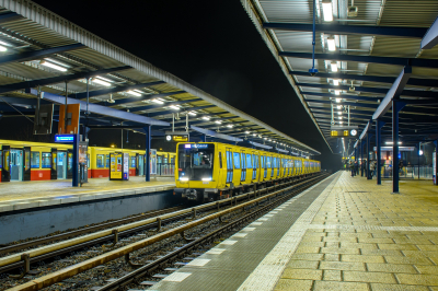 IK17 1031 Berliner Verkehrsbetriebe BVG  Wuhletal  Bahnhofsbild  Railwayfans