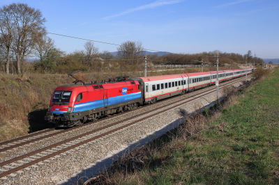 ÖBB 1116 045 in Gemeinde Sollenau mit dem IC 533