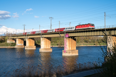 ÖBB 1144 251 in Raffineriestraße mit dem REX 9863