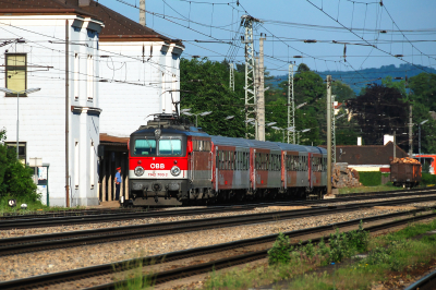 ÖBB 1142 700 in Großhaarbach mit dem R 2034