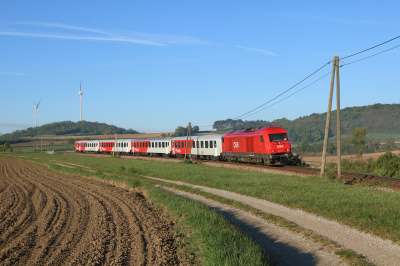 ÖBB 2016 011 in Großhaarbach mit dem R 6009