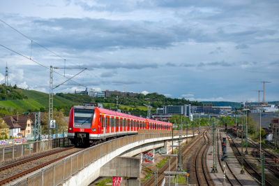 423 006 DB Regio AG  Stuttgart-Zuffenhausen  Bahnhofsbild  Railwayfans