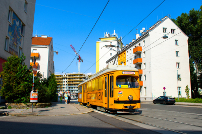 EM 6117 Wiener Linien  Freie Strecke  Großhaarbach  Railwayfans