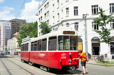Wiener Linien E2 4030 in Hintere Zollamtsstraße