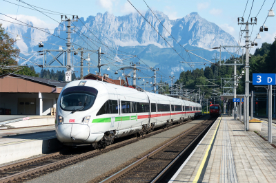 DB Fernverkehr AG 411 022 in Bahnsteig 3+4 mit dem ICE 1280