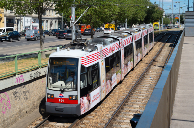 Wiener Linien B1 764 in Wiedner Gürtel