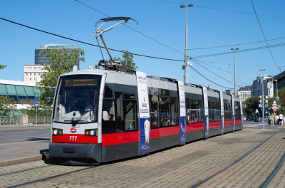 B1 777 Wiener Linien Linie 2 Freie Strecke  Franz-Josefs-Kai  Railwayfans