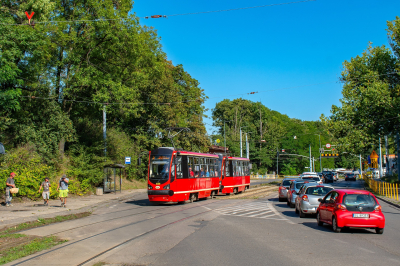 Tramwaje Śląskie 672 in Zabrzańska mit dem 2