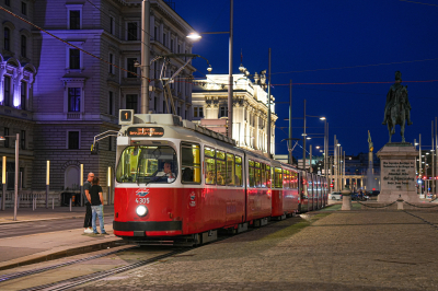 Wiener Linien E2 4305 in Schwarzenbergplatz