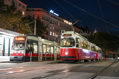 Wiener Linien E2 4305 in Großhaarbach