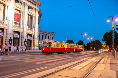 Wiener Linien E2 4007 in Rathausplatz-Burgtheater