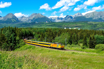 Regiojet 162 119 in Tschirm mit dem RJ1003