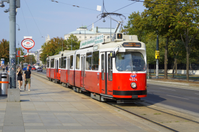 Wiener Linien E2 4024 in Dr.-Karl-Renner-Ring