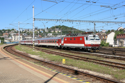 350 015 ZSSK  Bratislava hl.st.  Bahnhofsbild  Railwayfans