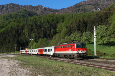 ÖBB 1142 698 in Klaus an der Pyhrnbahn  mit dem REX 3904