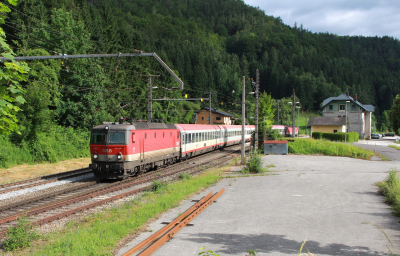 ÖBB 1144 207 in Klaus an der Pyhrnbahn  mit dem IC 503