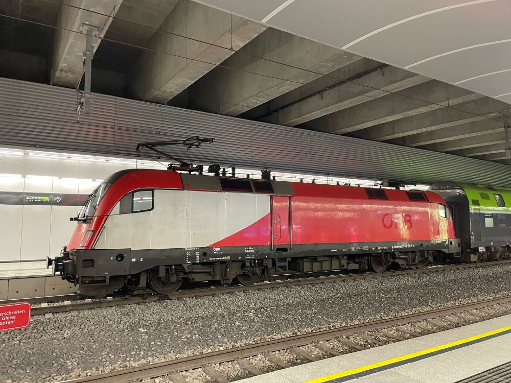 1116 249 mit halber Beklebung unterwegs